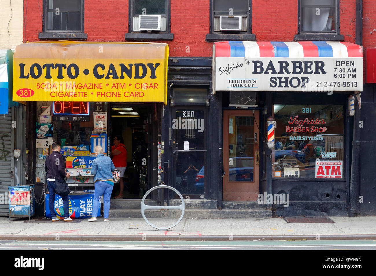 Un dépanneur, et devantures barbershop à Manhattan, New York, NY Banque D'Images
