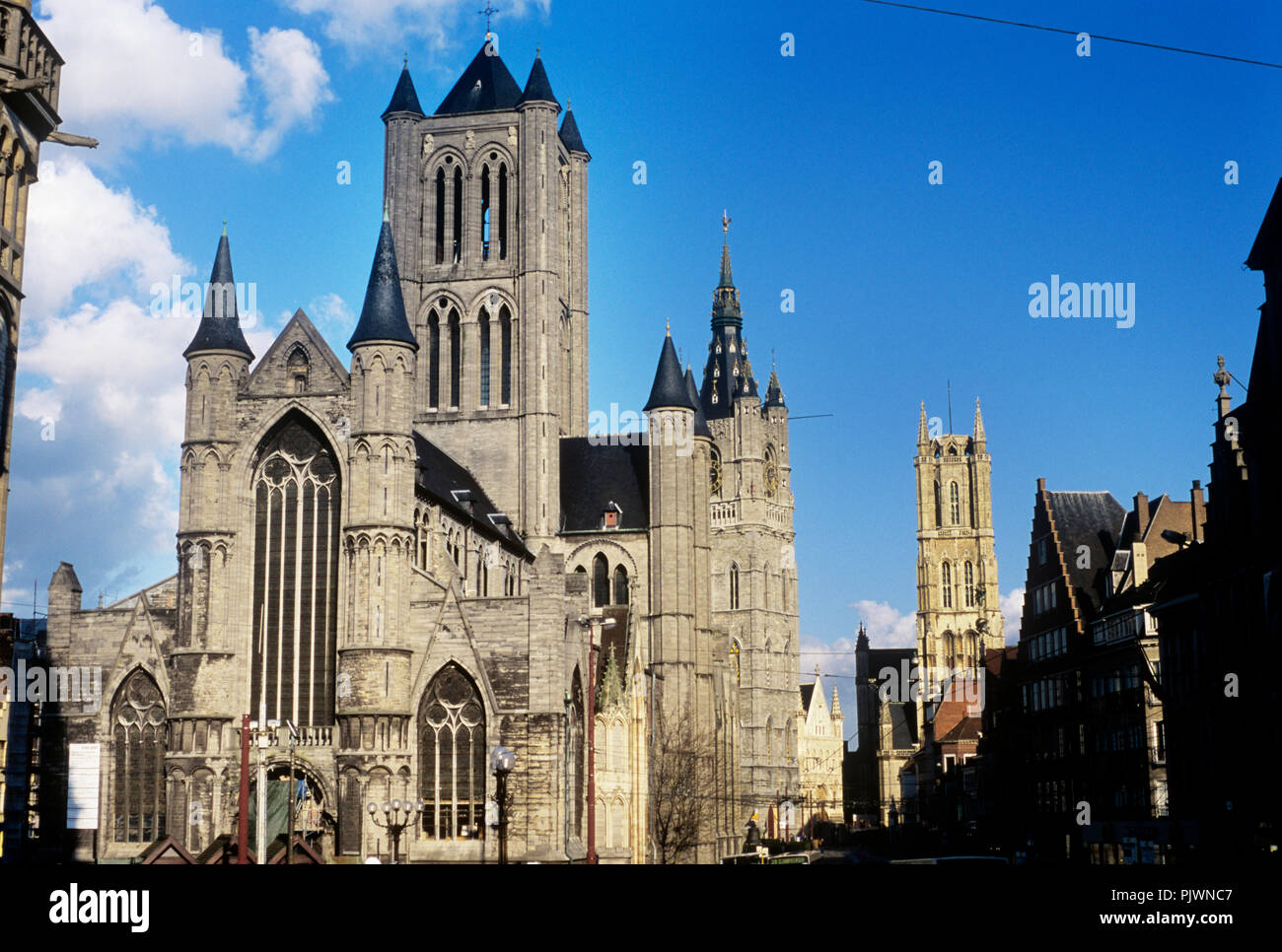 L'église St Nicolas et la tour du beffroi sur la place Emile Braun à Gand (Belgique, 08/04/2006) Banque D'Images