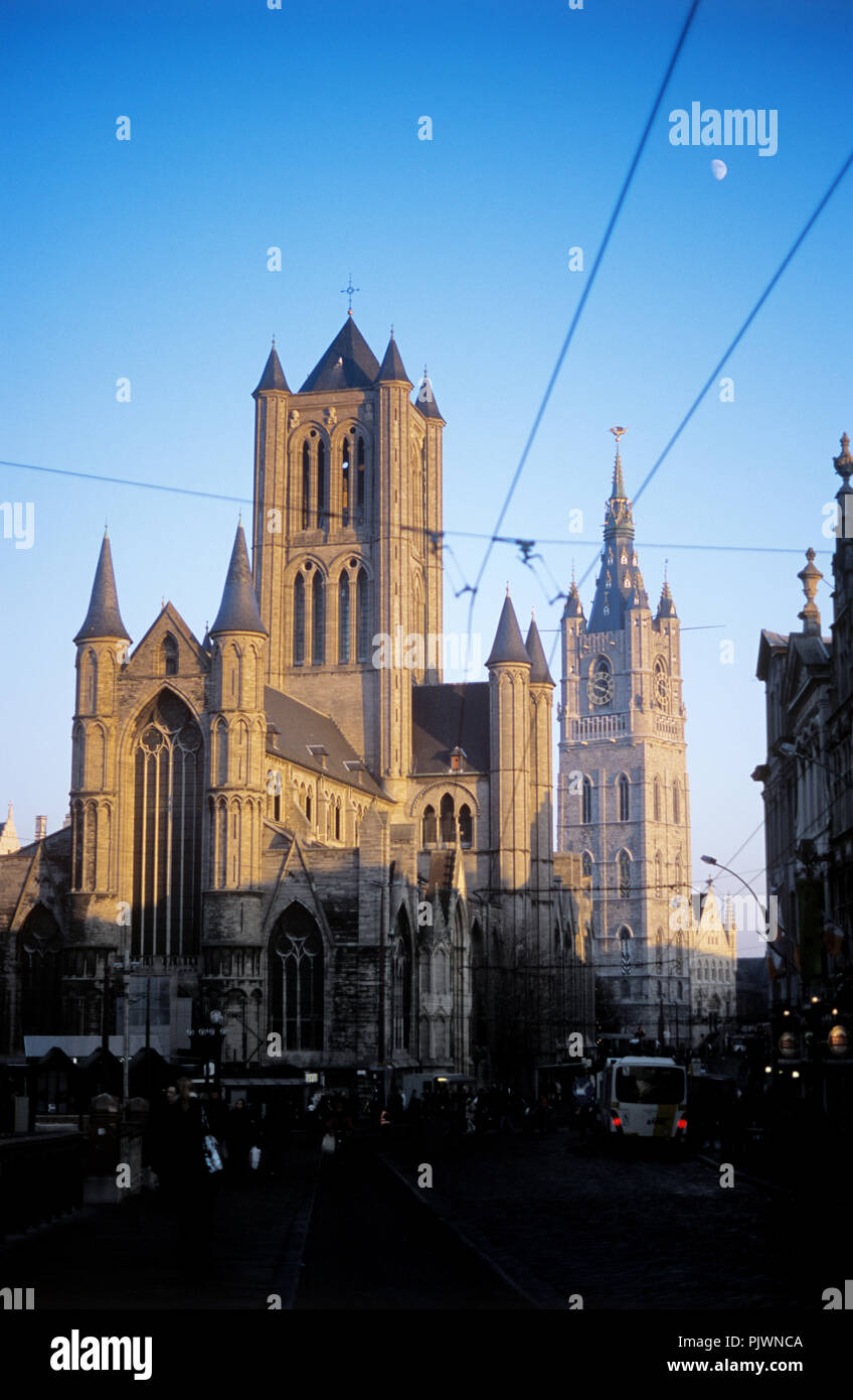 L'église St Nicolas et beffroi de Gand (Belgique, 18/12/2007) Banque D'Images