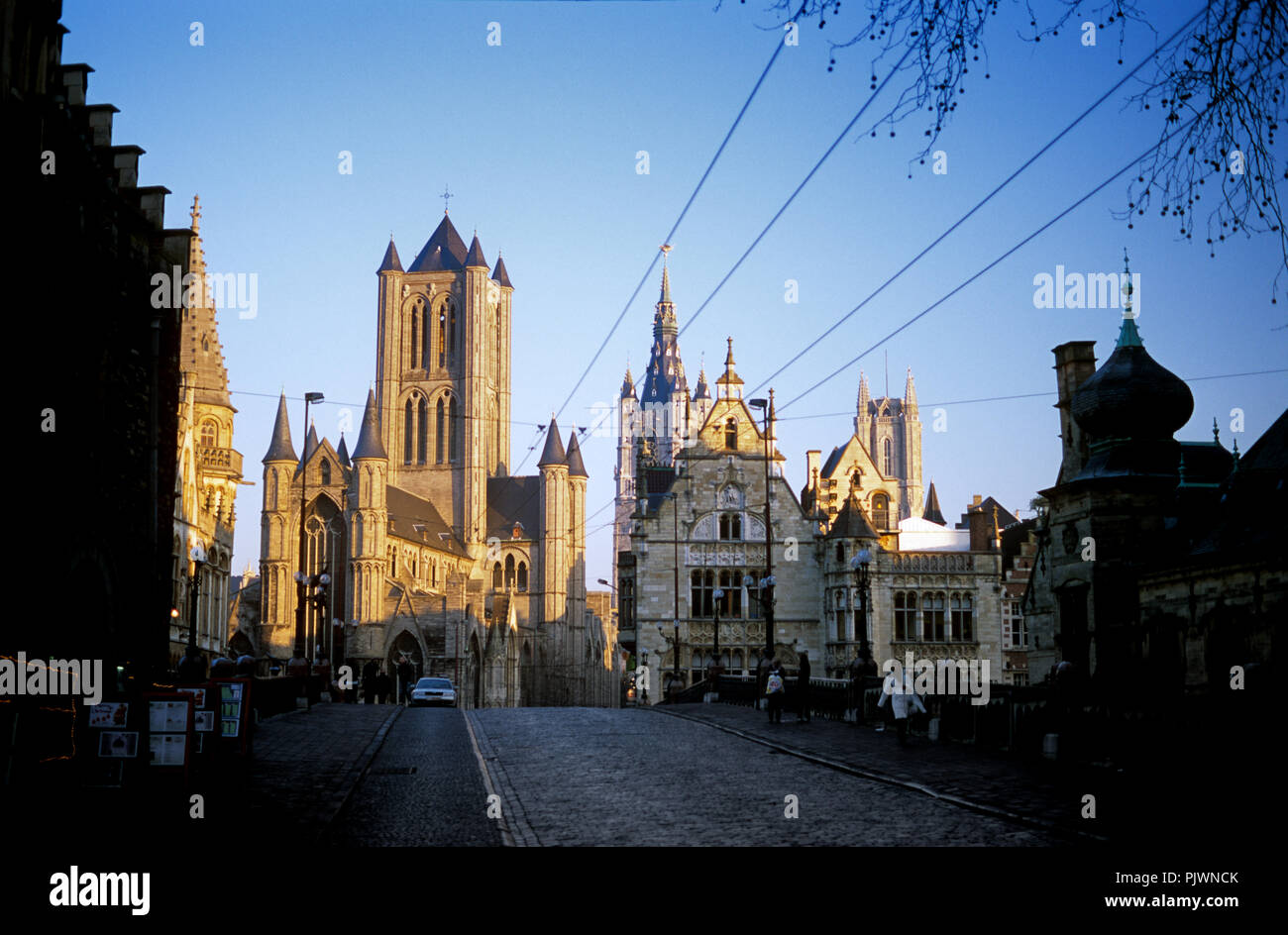 L'église St Nicolas et la tour du beffroi sur la place Emile Braun à Gand (Belgique, 19/12/2007) Banque D'Images