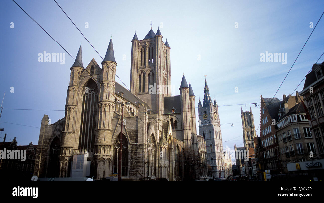 L'église St Nicolas et la tour du beffroi sur la place Emile Braun à Gand (Belgique, 24/11/2007) Banque D'Images