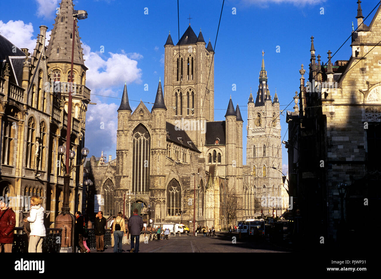L'église St Nicolas et la tour du beffroi sur la place Emile Braun à Gand (Belgique, 08/04/2006) Banque D'Images