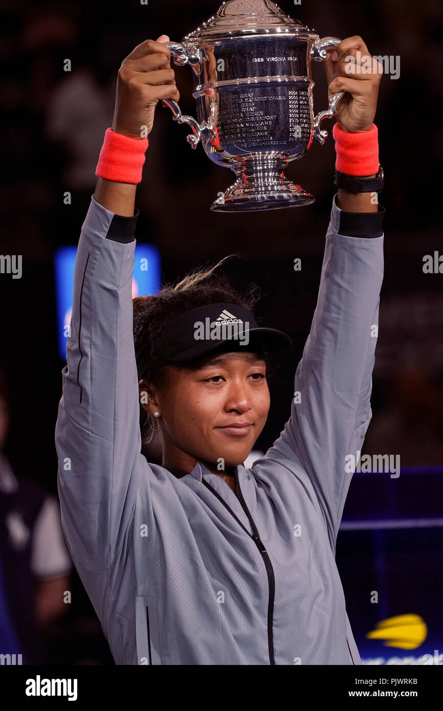 New York, USA. Le 8 septembre 2018. US Open de Tennis : Naomi de Osaka Japon détient le trophée en altitude de l'US Open après avoir battu Serena Williams à l'US Open la finale des femmes. Williams a été pénalisé d'un match à 4-3 dans le dernier jeu, qui a ajouté la controverse à la comparaison. Crédit : Adam Stoltman/Alamy Live News Banque D'Images