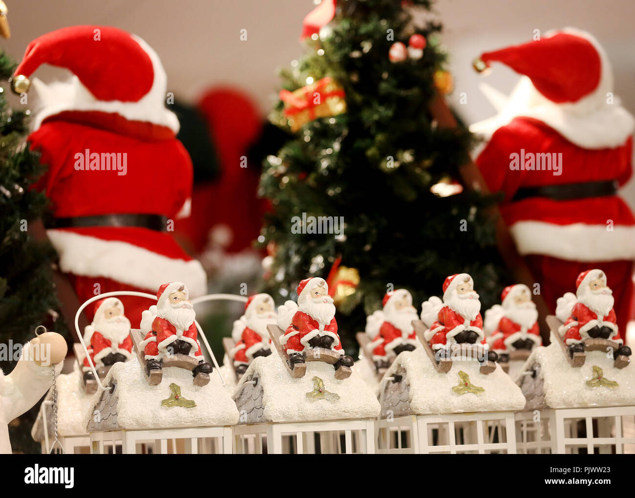 Essen, Allemagne. 05 Sep, 2018. Lanternes de Noël sont sur une étagère pendant la saison de Noël. Le marché de Noël qui comprend près d'un millier de mètres carrés est prévue pour le 13 septembre 2018. Credit : Roland Weihrauch/dpa/Alamy Live News Banque D'Images