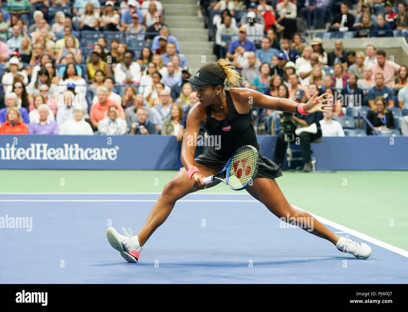 New York, USA. Le 8 septembre 2018. Naomi Osaka du Japon retourne ball pendant femmes simple finale de l'US Open 2018 contre Serena Williams, de l'USA à l'USTA Billie Jean King National Tennis Center Crédit : lev radin/Alamy Live News Banque D'Images
