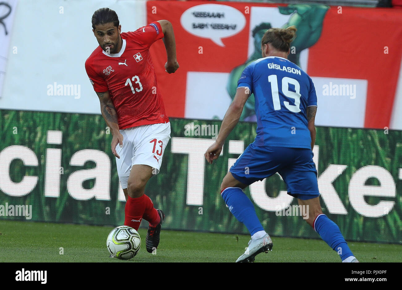 St Gallen, Suisse. Le 8 septembre 2018. Ricardo Rodriguez (Suisse) et Rurik Gislason (Islande) au cours de l'UEFA Ligue des Nations Unies, de la Ligue A, groupe 2, match de football entre la Suisse et l'Islande le 8 septembre 2018 à Kybunpark à St Gallen, Suisse - Photo Laurent Lairys / DPPI Crédit : Laurent Locevaphotos Lairys/agence/Alamy Live News Banque D'Images