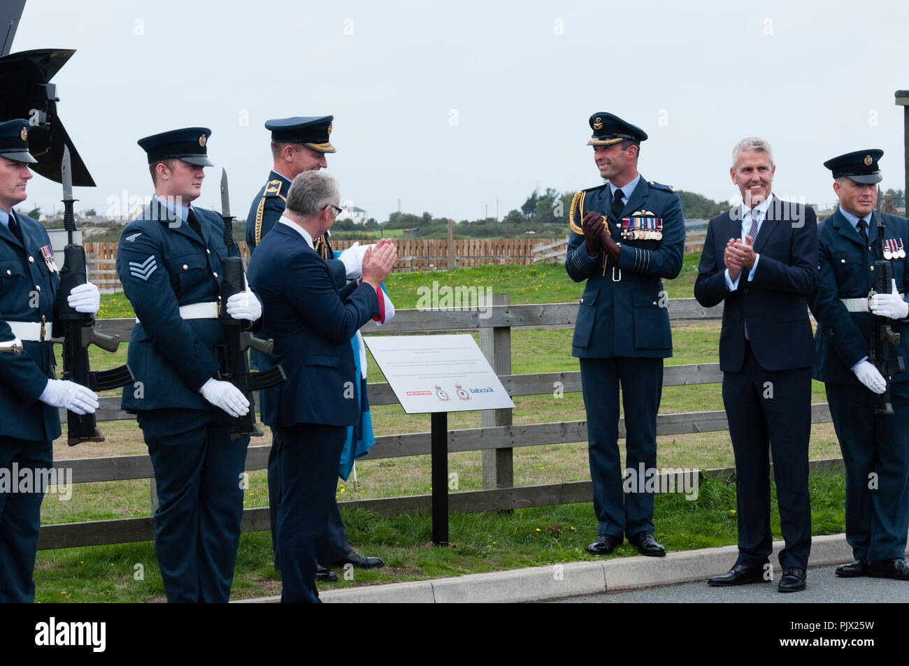 RAF Valley, Anglesey, Pays de Galles le 8 septembre 2018. Le Maréchal de l'air Michael Wigston a dévoilé la montée frappante avions Hawk Gate Guardian à RAF Valley, qui a été placé là dans le projet par une équipe mixte de la RAF, Babcock et BAESYSTEMS. Crédit : Michael Gibson/Alamy Live News Banque D'Images