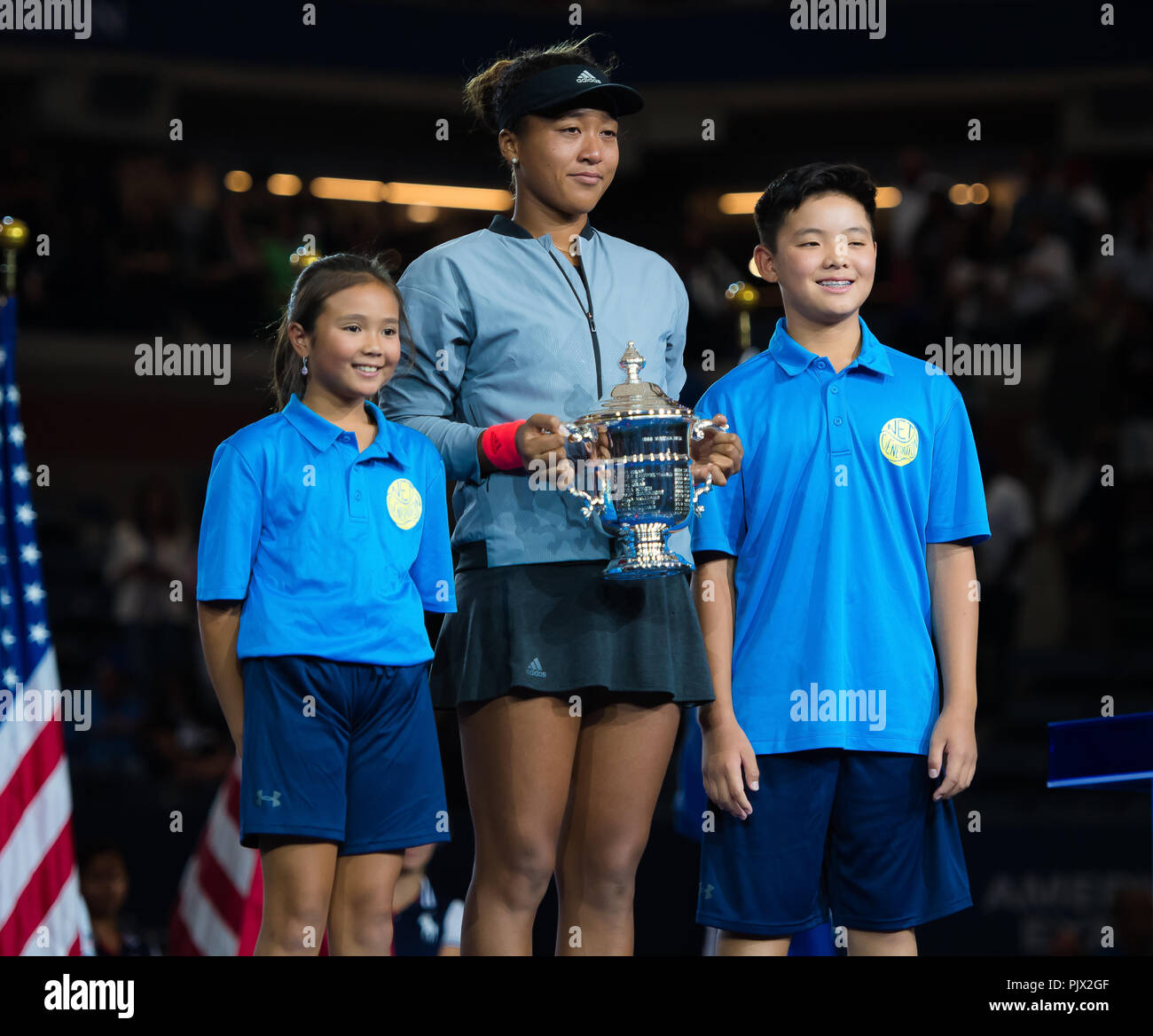 New York, USA. Le 8 septembre 2018. Naomi Osaka du Japon et son trophée gagnants lors de la cérémonie du trophée après la finale de la Womens US Open 2018 Tournoi de tennis du Grand Chelem. New York, USA. 8 septembre 2018. Sep 8, 2018. Credit : AFP7/ZUMA/Alamy Fil Live News Banque D'Images