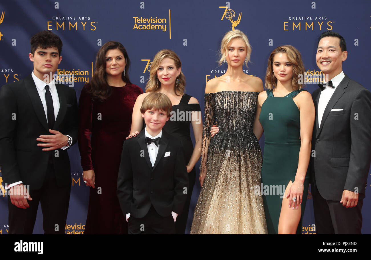 LOS ANGELES, CA - 8 SEPTEMBRE : Emery Kelly, de gauche, Tiffani Thiessen, Finn Carr, jolie Jenkins, Isabel peut, Paris, Berelc Eddie Shin, au 2018 Creative Arts Emmy Awards au Théâtre Microsoft L.A. Vivre à Los Angeles, Californie le 8 septembre 2018. Credit : Faye Sadou/MediaPunch Banque D'Images
