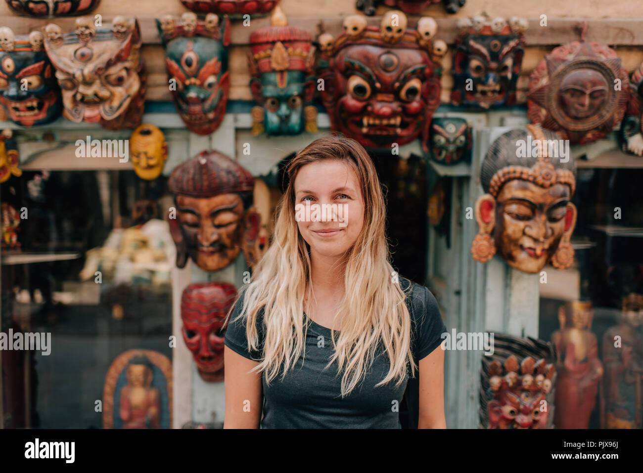 Femme en face de masques, Katmandou, Népal Banque D'Images