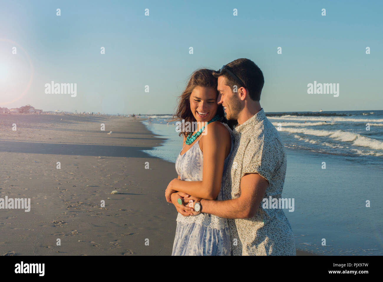 Young couple hugging on beach, Spring Lake, New Jersey, USA Banque D'Images