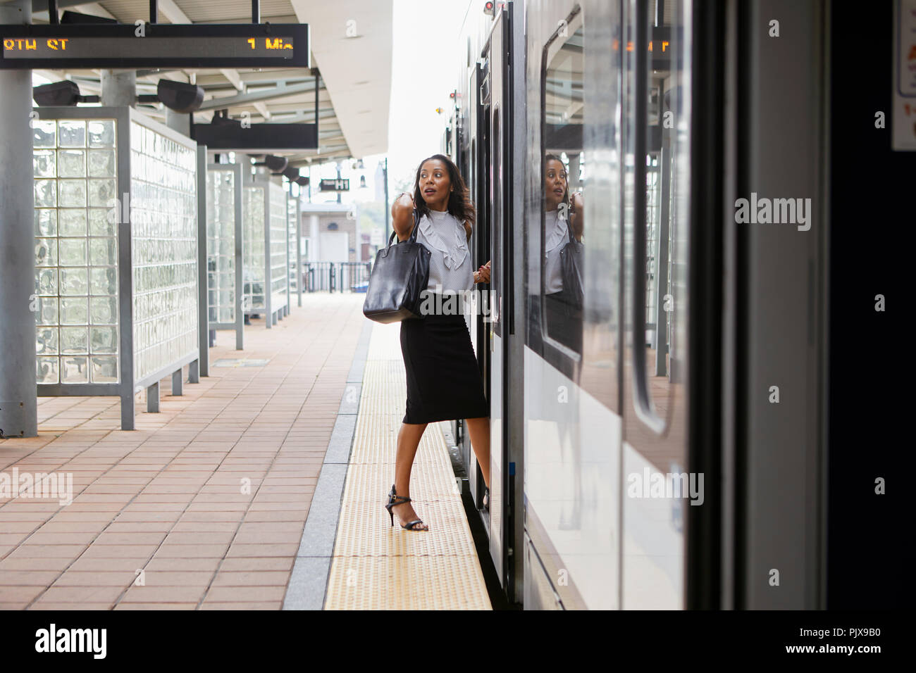 Businesswoman boarding train Banque D'Images