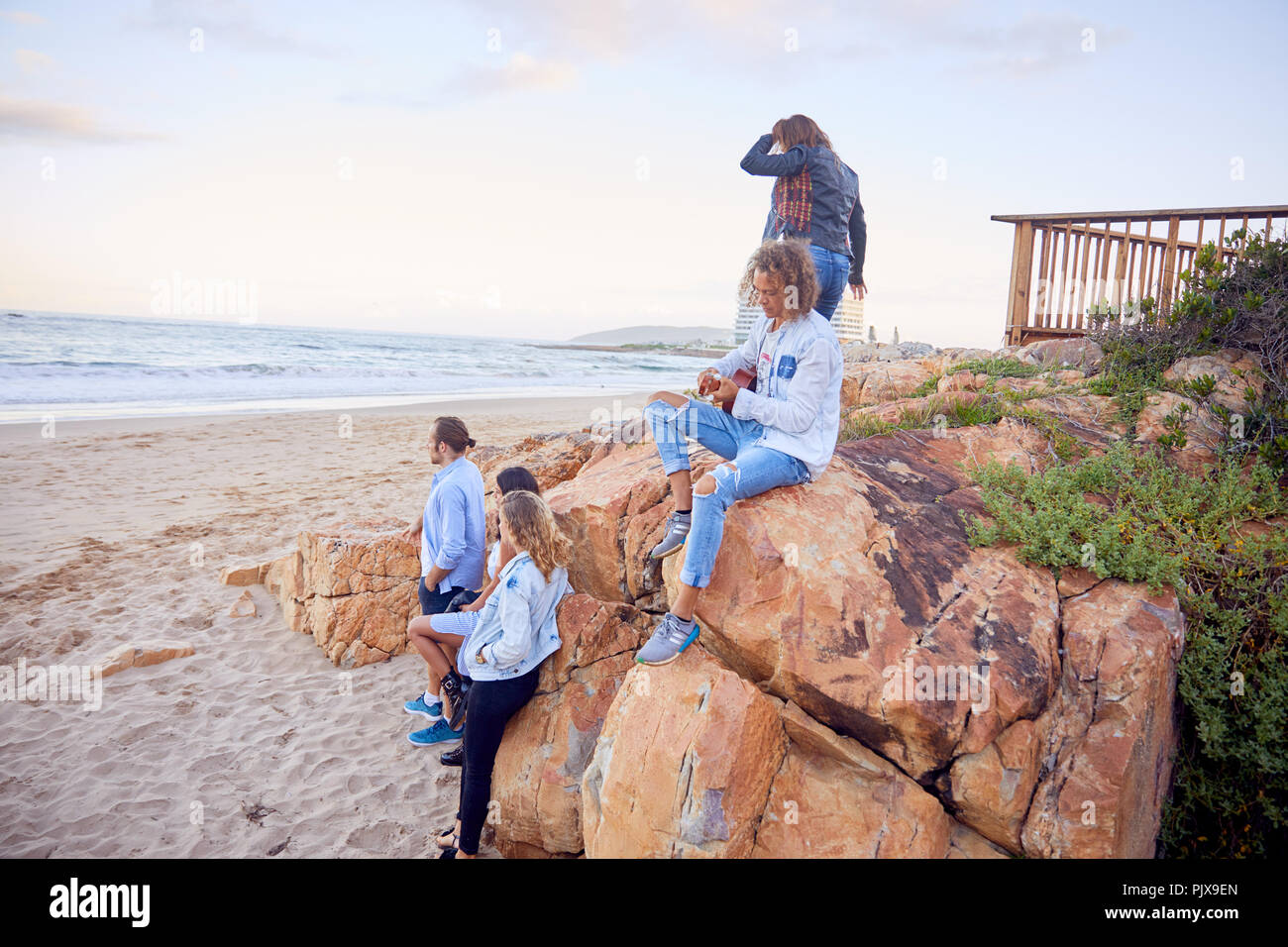 Friends relaxing on Beach, Cape Town, Western Cape, Afrique du Sud Banque D'Images