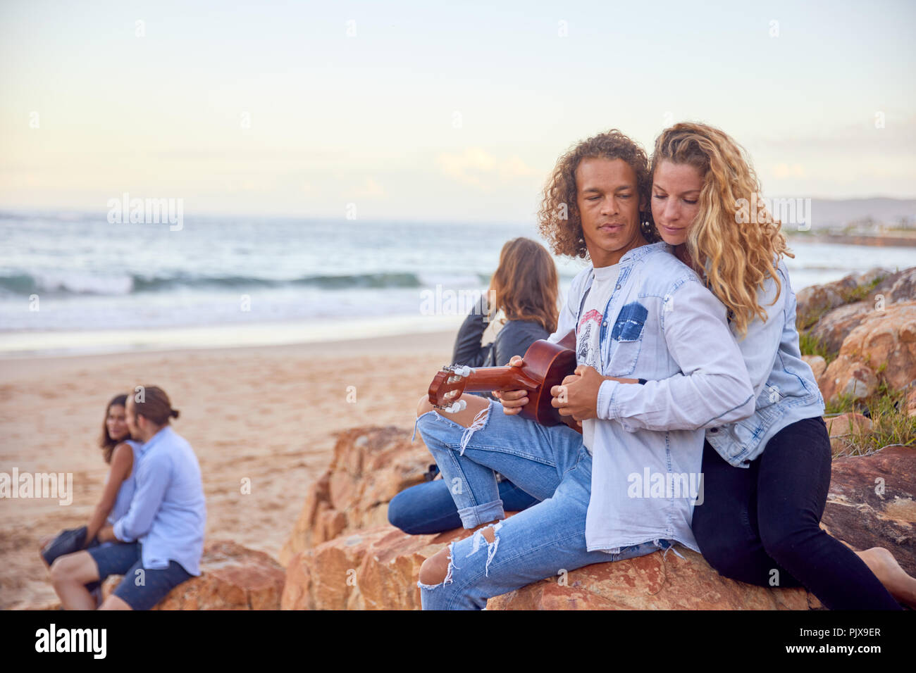 Friends relaxing on Beach, Cape Town, Western Cape, Afrique du Sud Banque D'Images