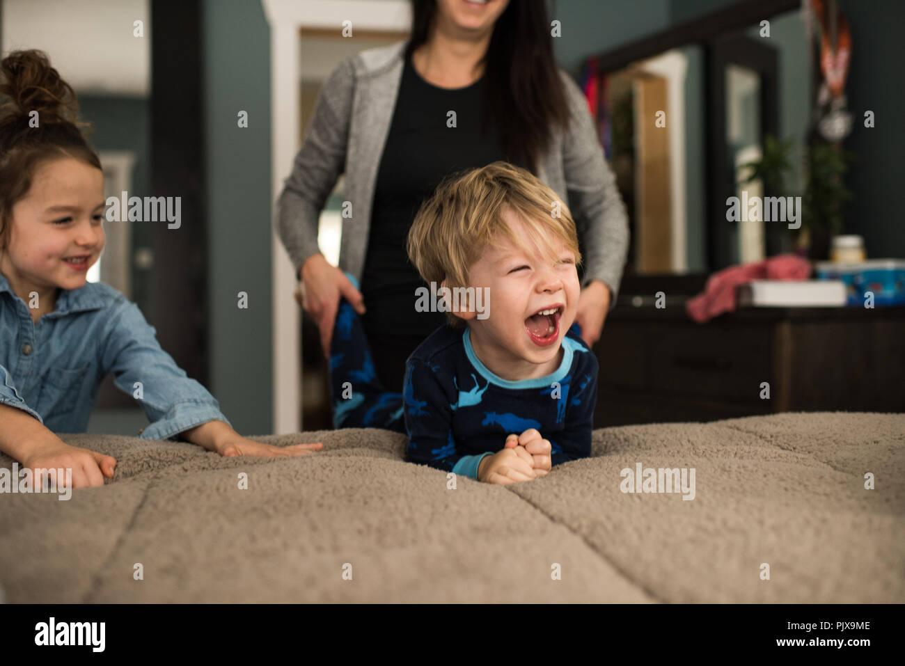 Mère jouant avec des enfants à la maison Banque D'Images