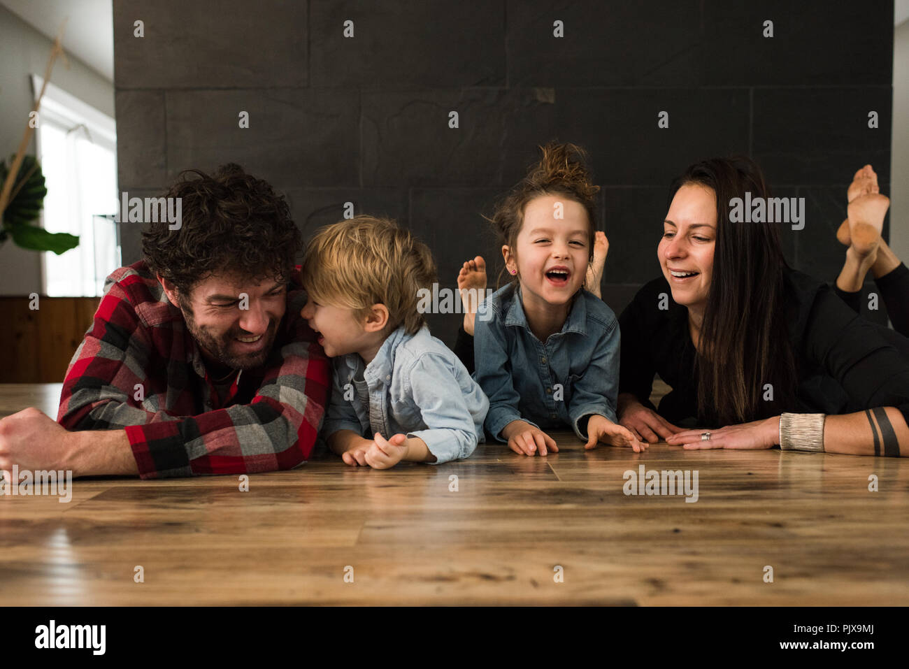 Les parents et les enfants jouant sur marbre Banque D'Images