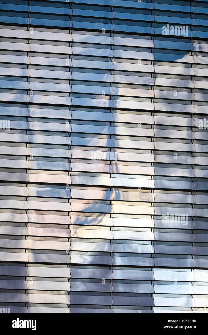 Sky reflète dans un bâtiment moderne, à la façade de verre fond architectural. Banque D'Images