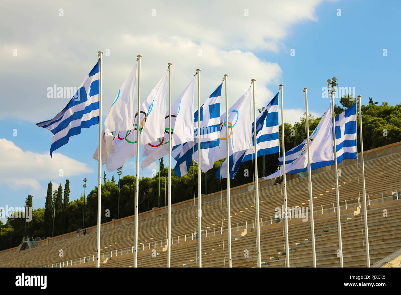 Drapeaux de la Grèce et de drapeaux de la vague des jeux olympiques à l'extérieur du stade Panathénaïque d'Athènes, Grèce le 18 juillet, 2018 Banque D'Images