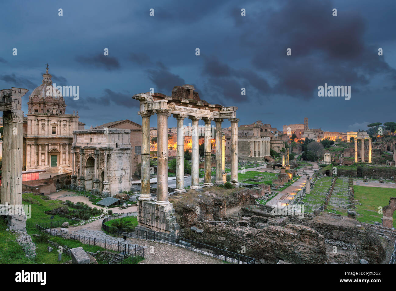 Forum romain dans crépuscule, Rome, Italie. Banque D'Images