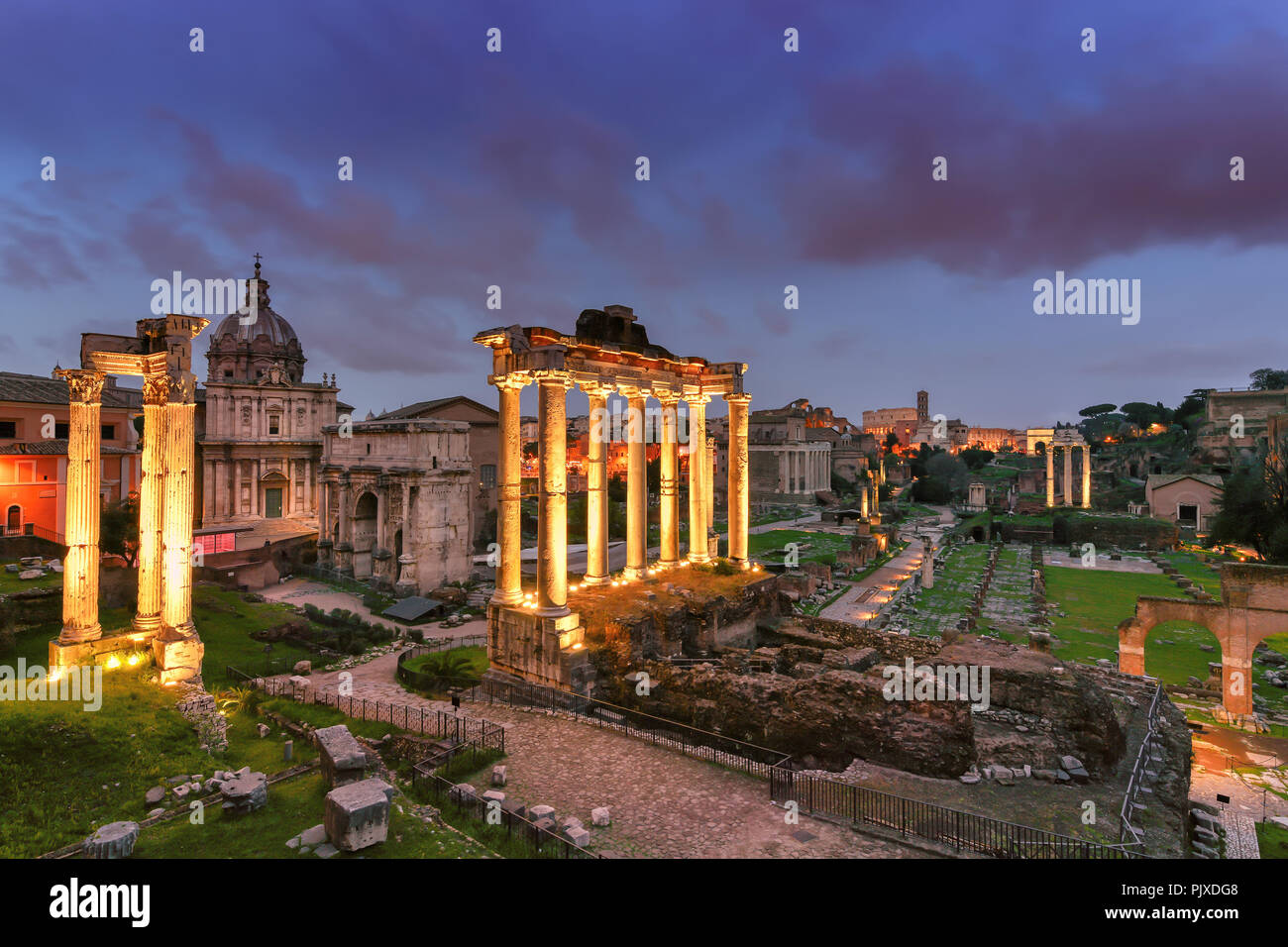 Ruines du forum de romain dans la nuit à Rome, Italie. Banque D'Images
