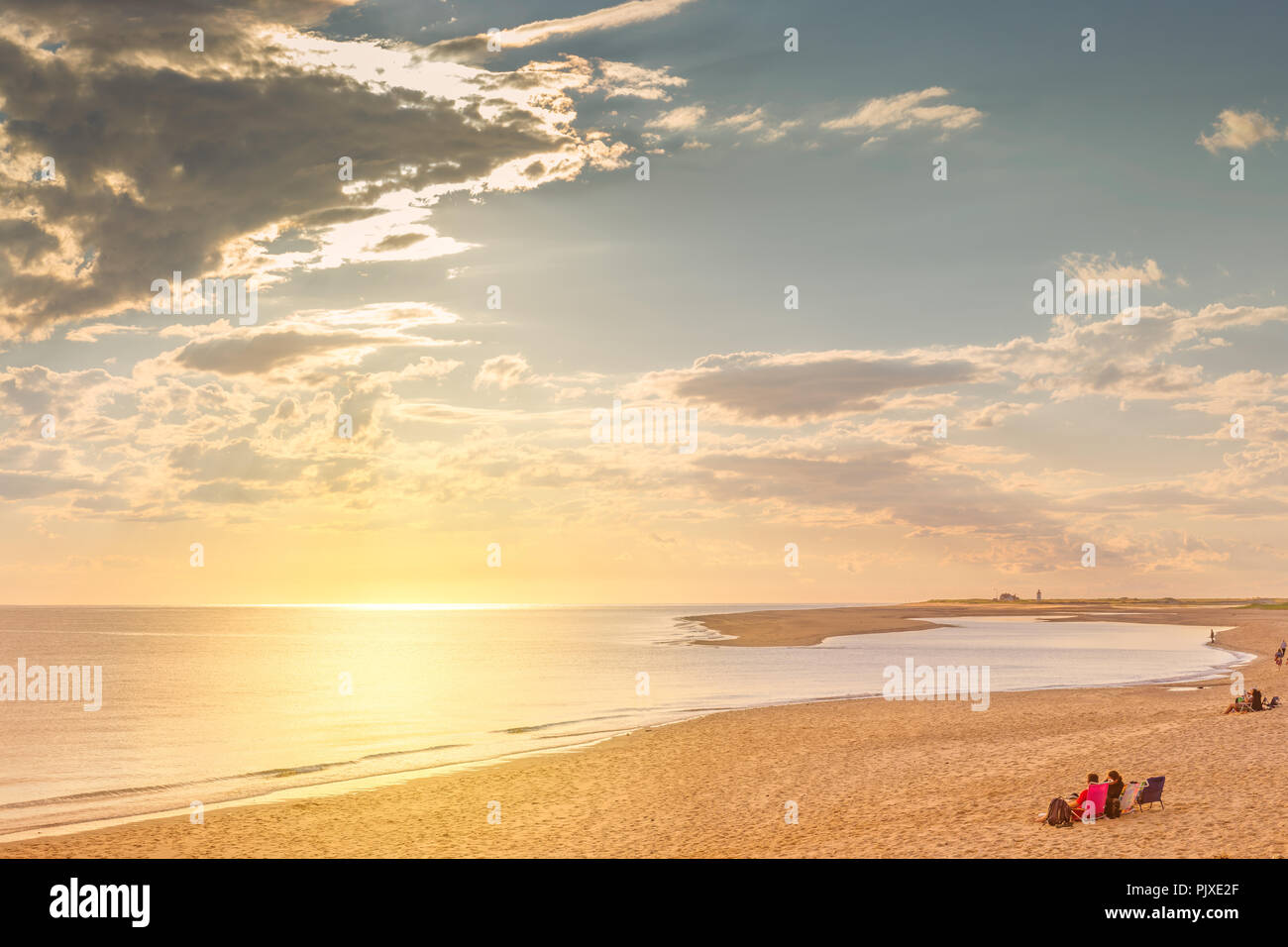 Belle plage de sable au coucher du soleil Banque D'Images