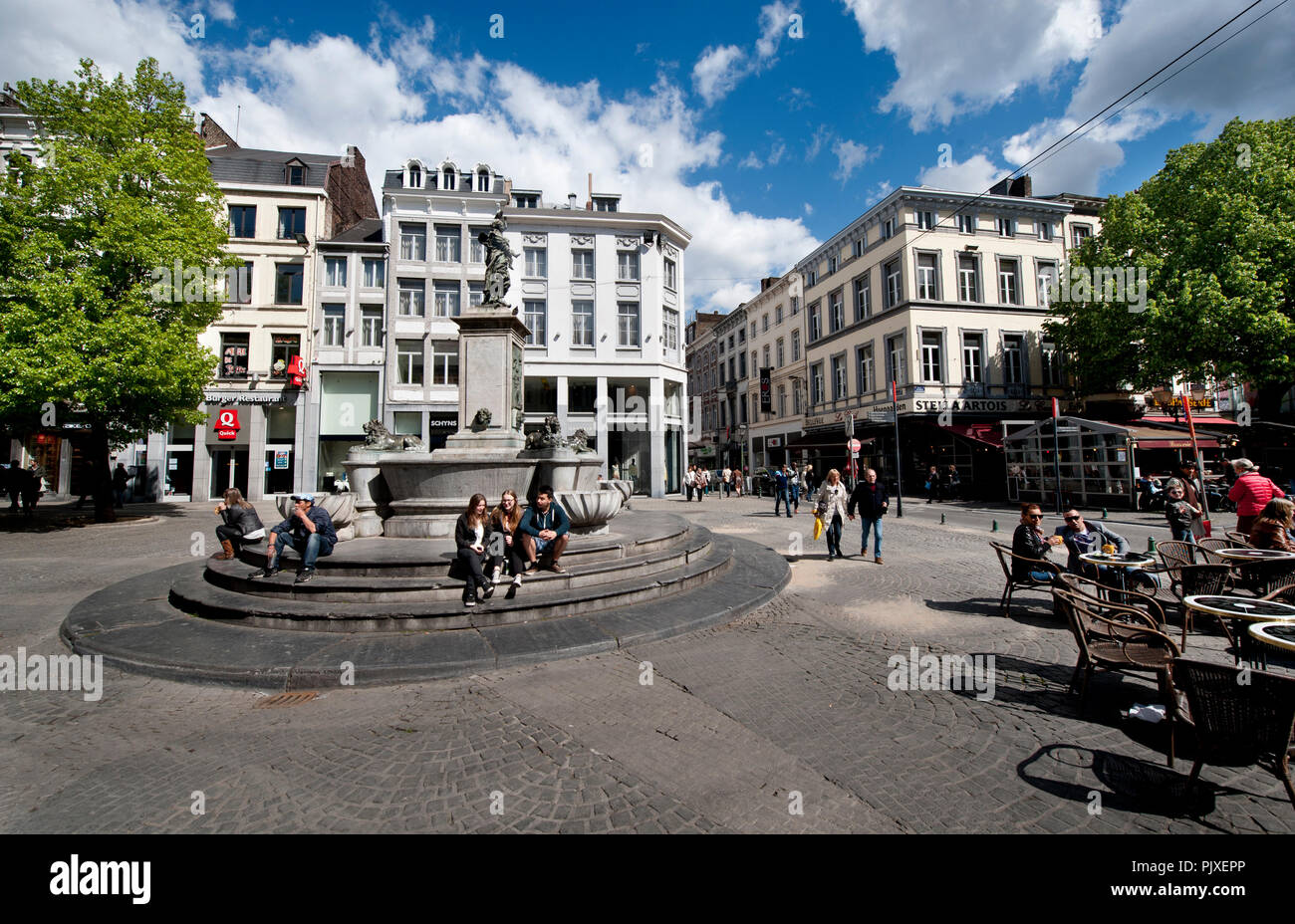 La Rue Vinâve d'Île rue commerçante de Liège (Belgique, 18/04/2014) Banque D'Images