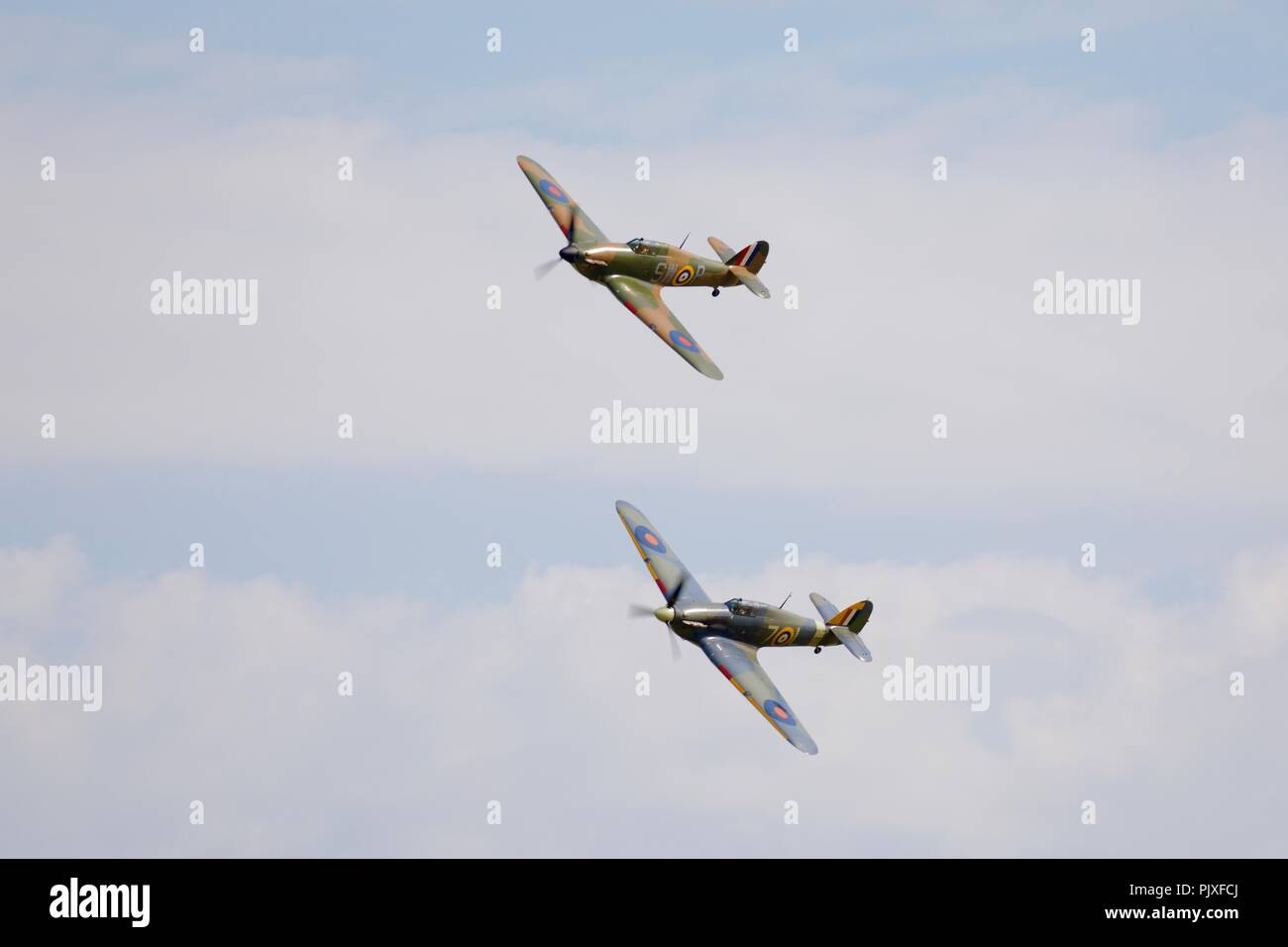 Hawker Hurricane Mk.I P3717 Complet deux pièces en charmeuase (G-HITT) et Hawker Sea Hurricane Mk IB (G-BKTH) volant en formation au spectacle militaire Shuttleworth au 1er juillet 2018 Banque D'Images