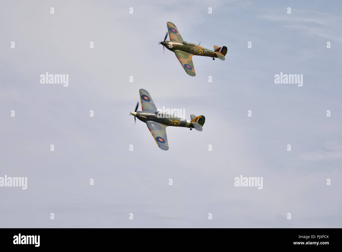 Hawker Hurricane Mk.I P3717 Complet deux pièces en charmeuase (G-HITT) et Hawker Sea Hurricane Mk IB (G-BKTH) volant en formation au spectacle militaire Shuttleworth au 1er juillet 2018 Banque D'Images