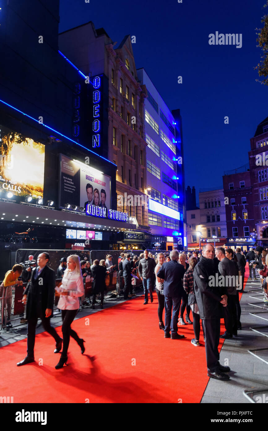 Vue générale de la gala tapis rouge projection du film "un monstre appels' au théâtre de l'Odéon à Leichester Square pendant le BFI London Film Festival. Banque D'Images