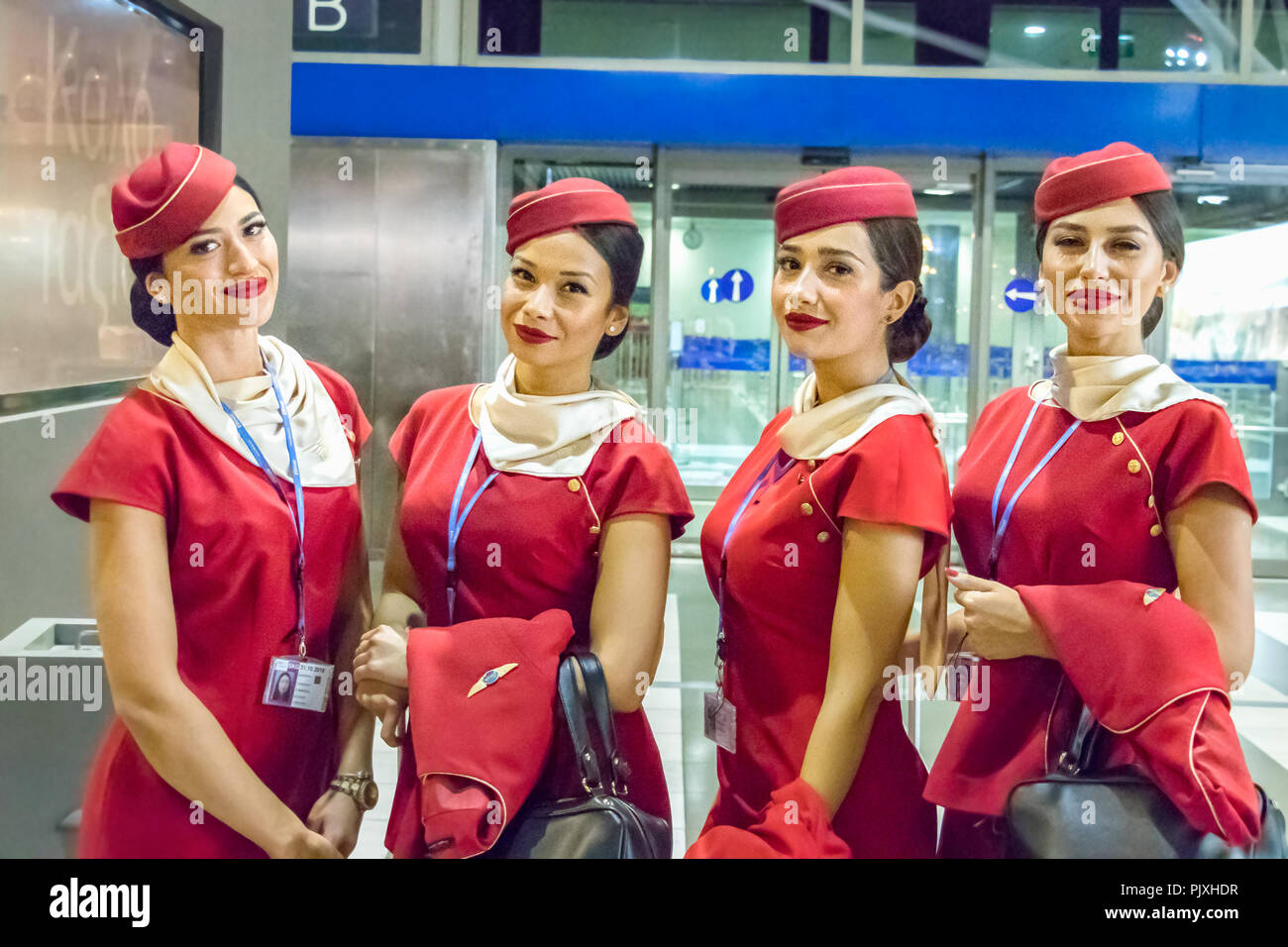 Thessalonique, Grèce - Septembre 4th, 2018 : quatre jeunes femmes agents de bord d'Ellinair Airlines à l'entrée de l'international Makedonia Banque D'Images