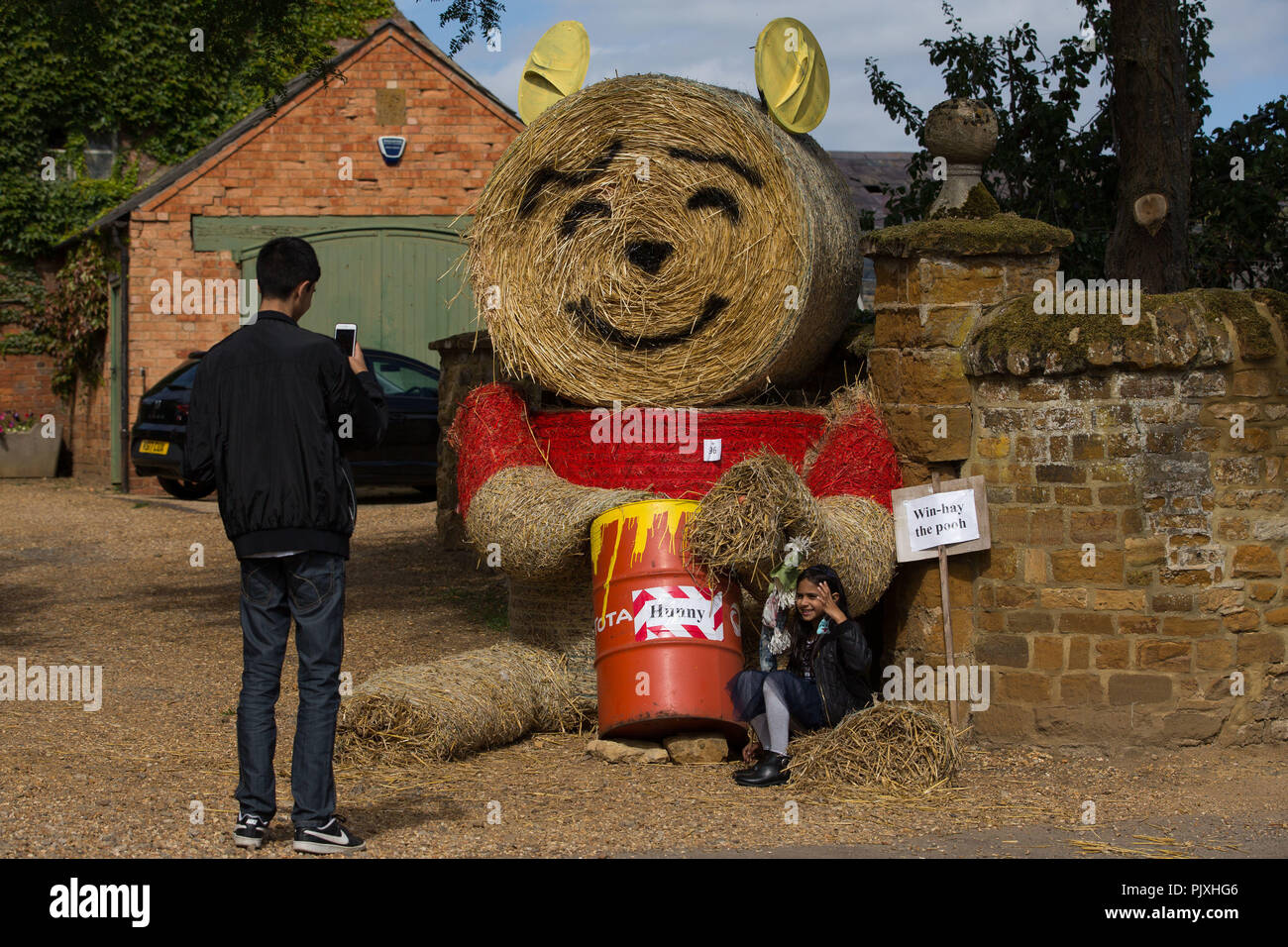 Un épouvantail Winnie l'Ourson sur l'affichage à Harpole Village de  Northampton, comme ils l'hôte de la 21e édition du Festival de l'Épouvantail  Harpole Photo Stock - Alamy
