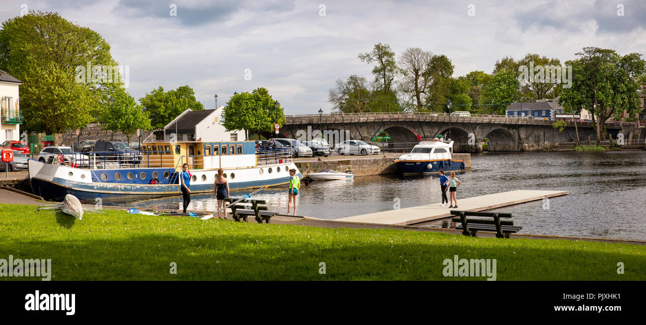 L'Irlande, Co Leitrim, Carrick-on-Shannon, bateaux amarrés sur la rivière par Rowing Club, vue panoramique Banque D'Images