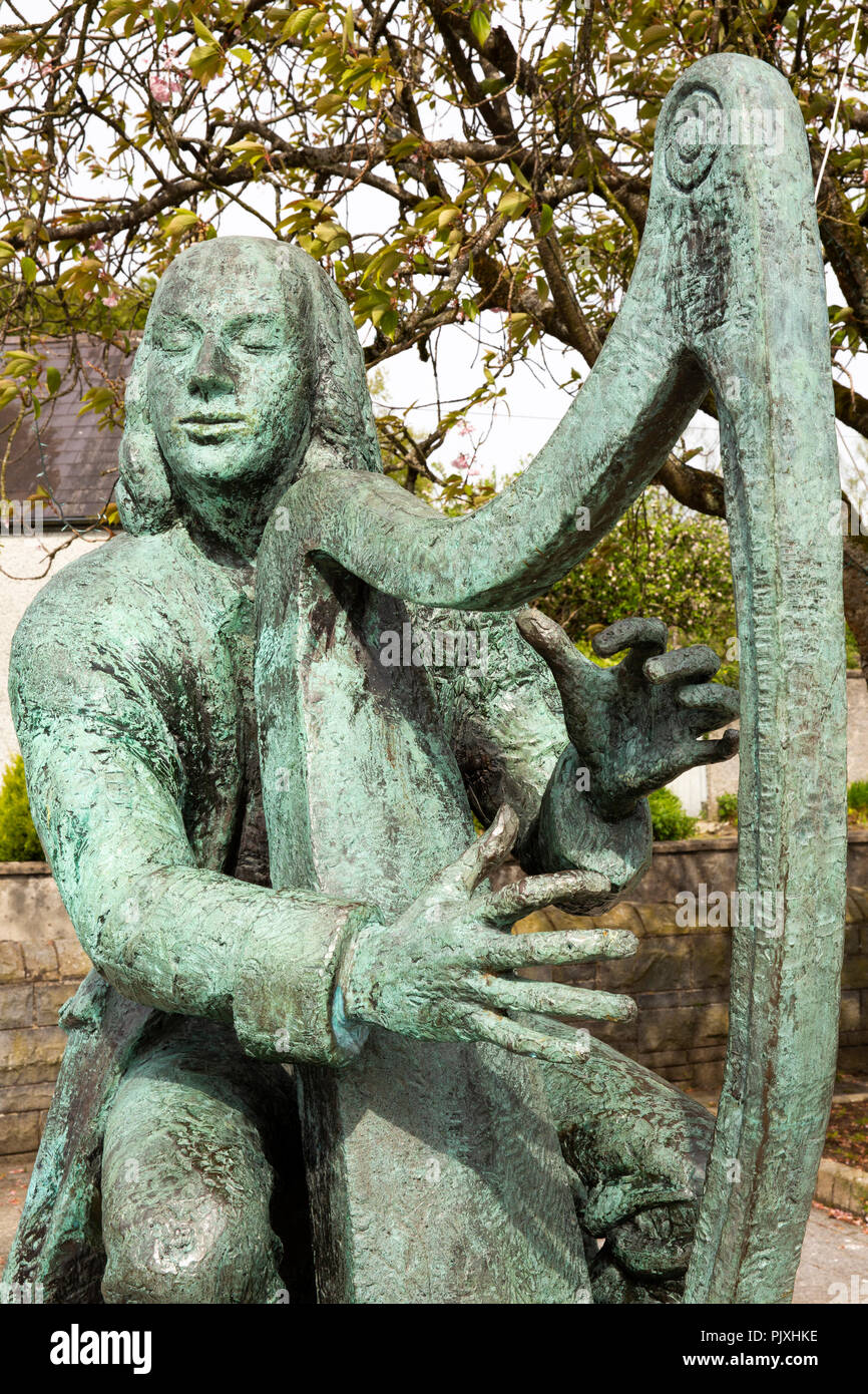 L'Irlande, Co Leitrim Mohill, harpiste et compositeur Turlough O'Carolan sculpture en bronze de Oisin Kelly Banque D'Images