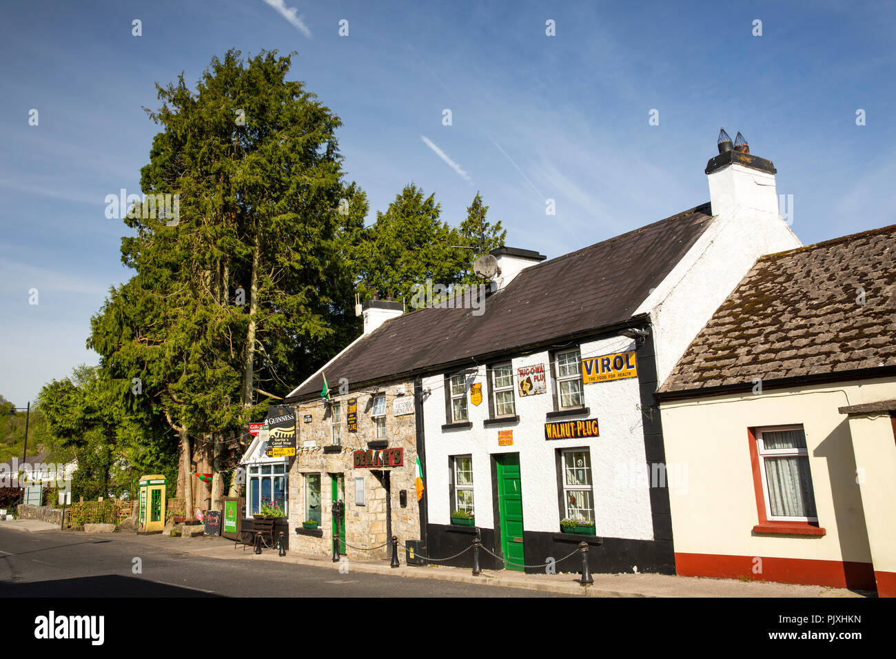 L'Irlande, Co Leitrim, Keshcarrigan village, Gerties Restaurant and Bar et ancien téléphone fort Banque D'Images