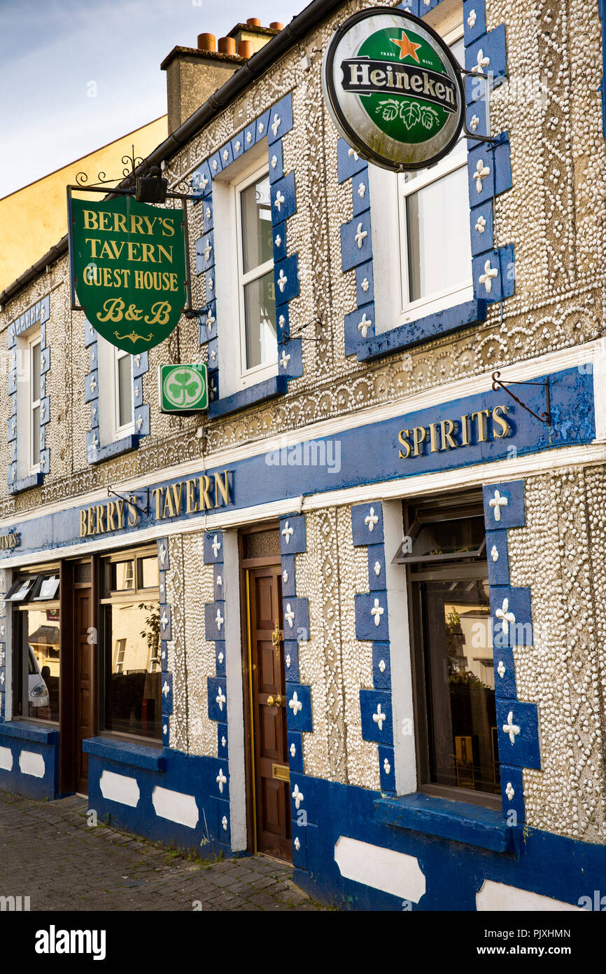 L'Irlande, Co Leitrim, Drumshanbo, Berry's Tavern, coquillages de mer extérieure de clous Banque D'Images