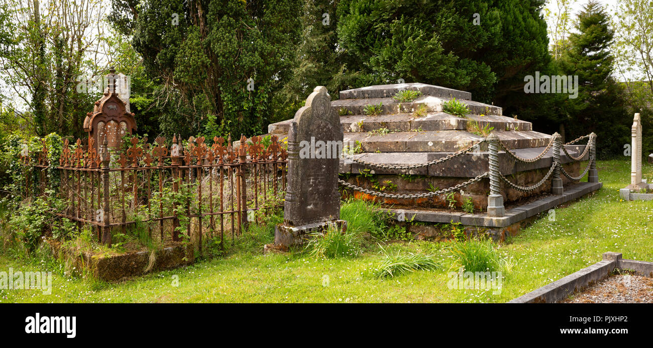 L'Irlande, Co Leitrim, Drumkeerin, cimetière anglican, fer et pierre tombale inhabituelle grande famille tombe, vue panoramique Banque D'Images