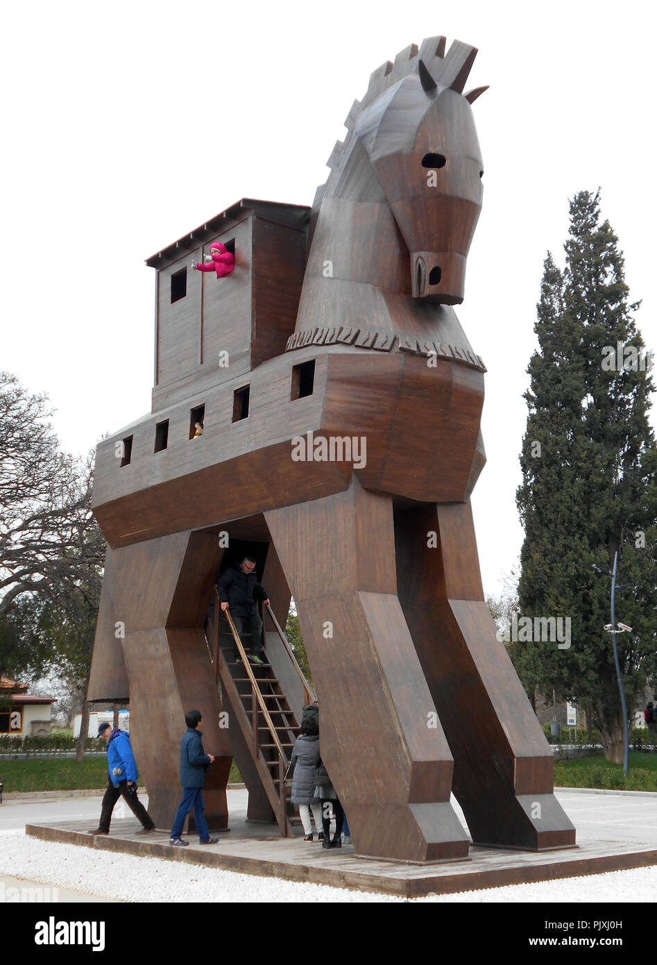 Une réplique de l'cheval de Troie attire de nombreux touristes car il se trouve à l'entrée du site archéologique de l'UNESCO qu'est la ville de Troie en Turquie. Banque D'Images