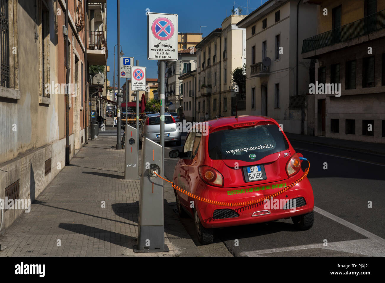 Voiture électrique sur rue en Italie Banque D'Images
