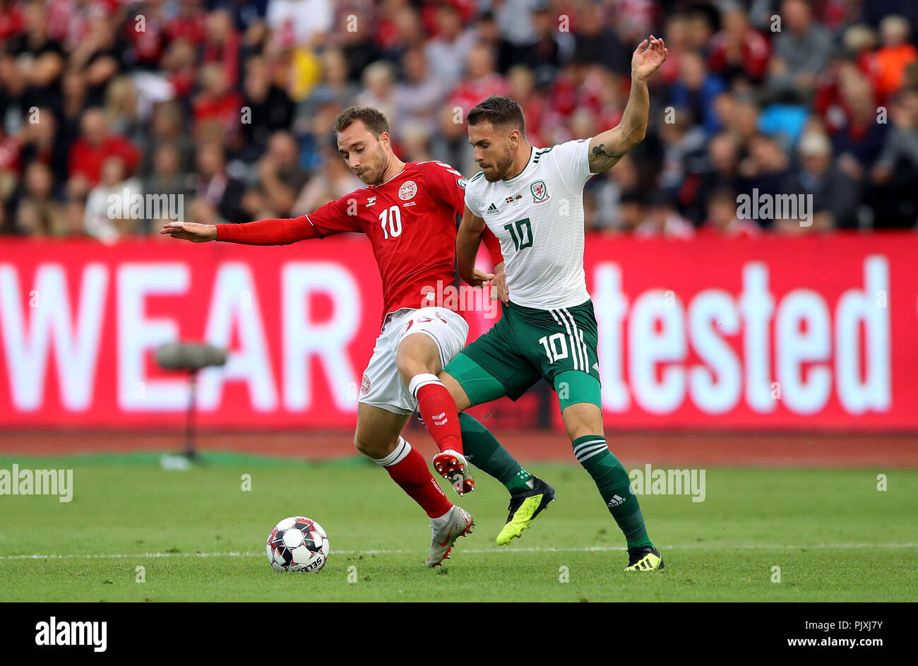 Danemark's Christian Eriksen (à gauche) et du Pays de Galles' Aaron Ramsey bataille pour la balle au cours de la Ligue des Nations Unies, Ligue B Groupe 4 match au parc Cérès, Aarhus. Banque D'Images