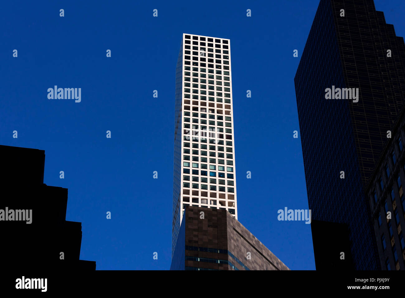 11-2017 New York, USA. 432 Park Avenue un gratte-ciel résidentiel à New York qui surplombe Central Park et dispose de 125 appartements en copropriété Banque D'Images