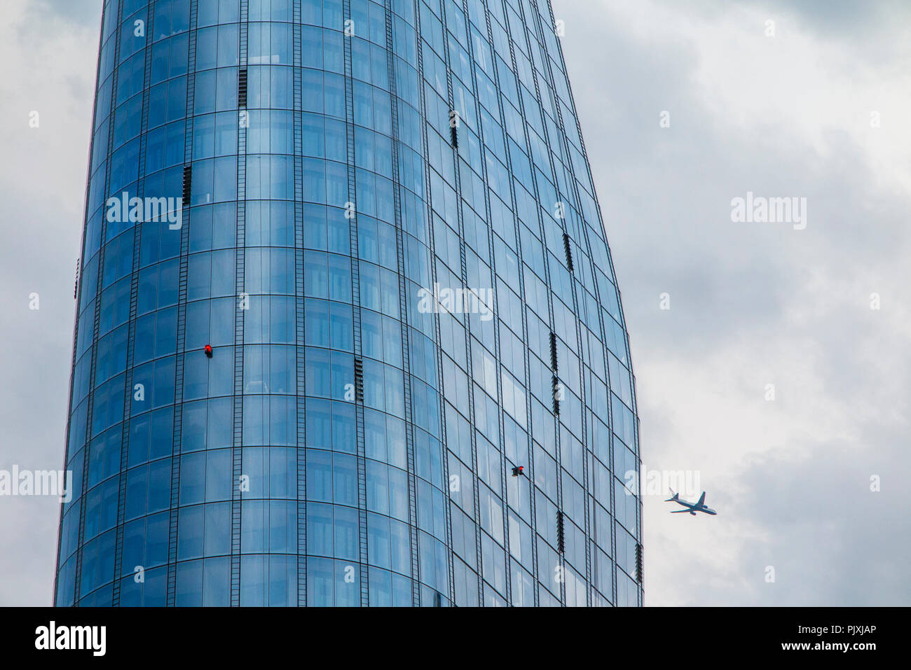 Détail de la Boomerang Building, l'un avec un vol d'un avion de Blackfriars passé sur son chemin pour l'aéroport de Heathrow Banque D'Images