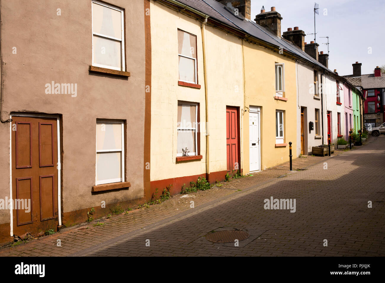 L'Irlande, Co Leitrim, Manorhamilton, Teapot Lane, trompe de couleur d'oeil peint maisons vides Banque D'Images