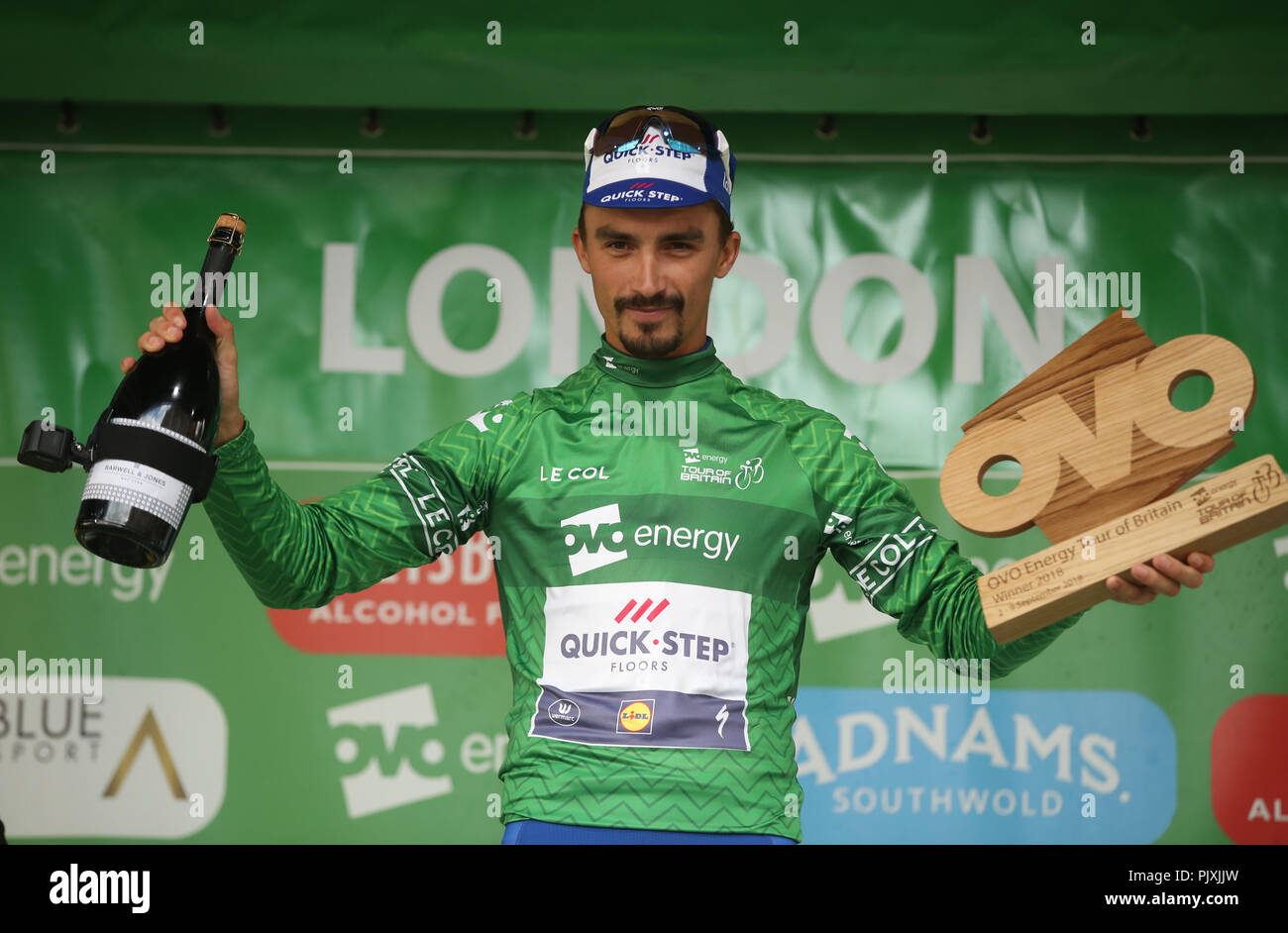 Team Quick Step Parquet Julian Alaphilippe célèbre remportant l'énergie Ovo Tour of Britain 2018 autour de Londres. Banque D'Images