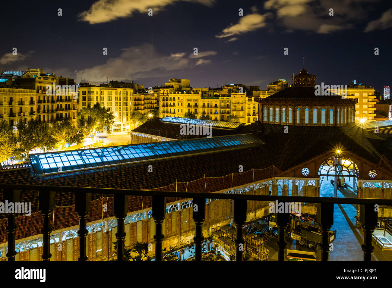 Marché Alimentaire de Barcelone photo de nuit, occupé avec les livraisons et mis en évidence par des feux de nuit Banque D'Images