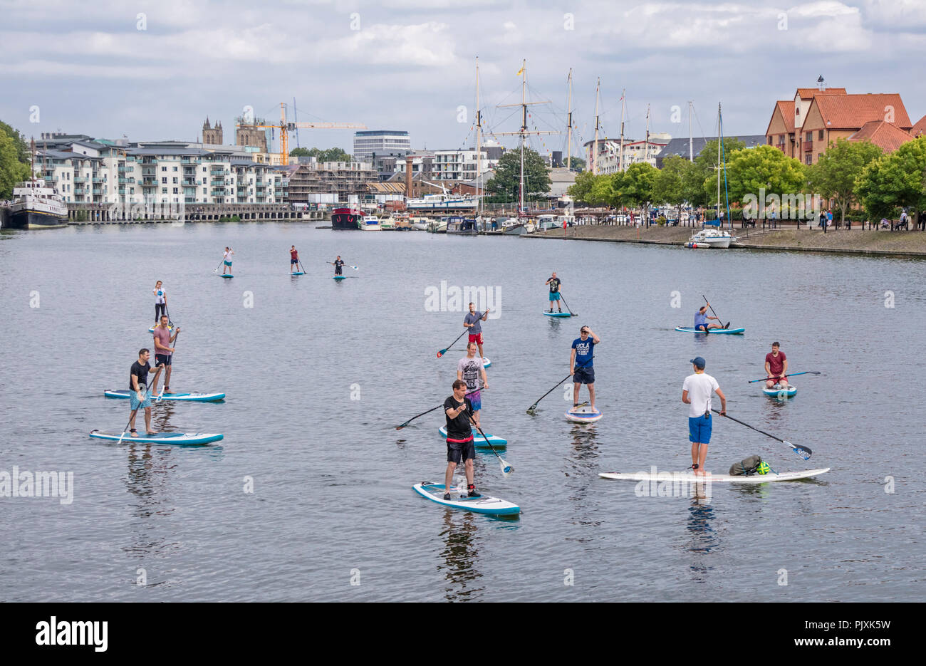 Stand Up Paddle boarding dans le port de Bristol, Bristol, England, UK Banque D'Images