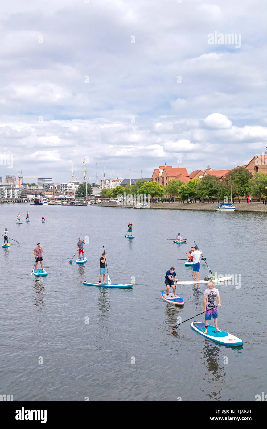 Stand Up Paddle boarding dans le port de Bristol, Bristol, England, UK Banque D'Images