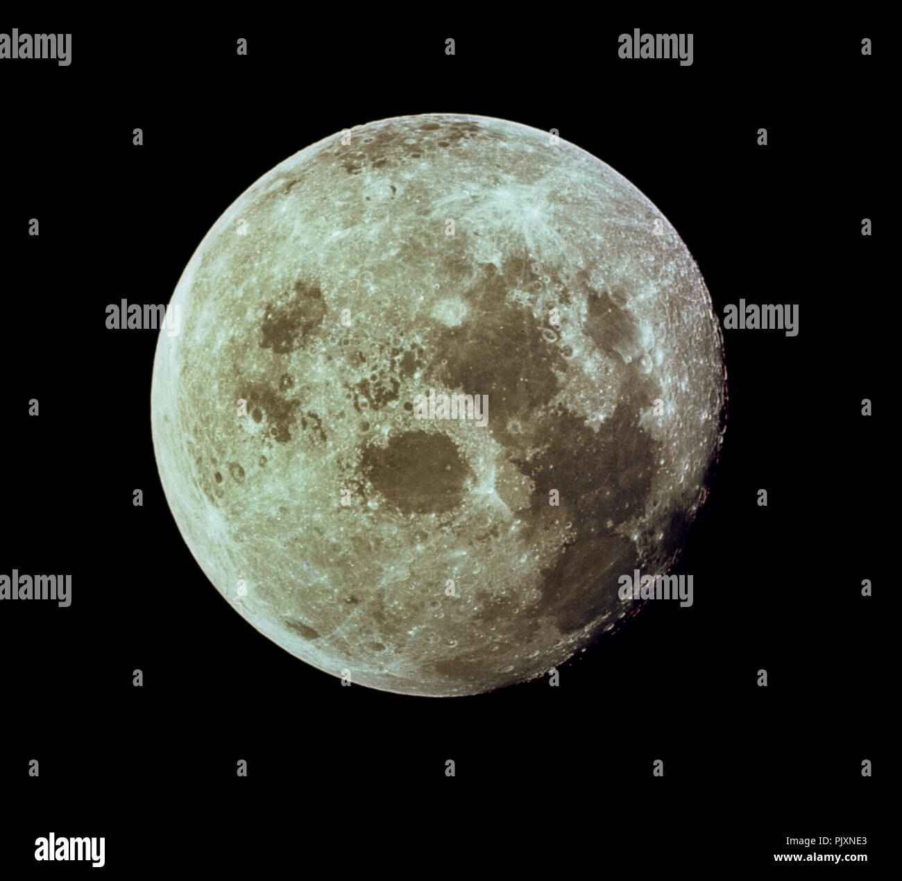 Ou A Ete Prise La Photo Pix Lune Dans l'espace - (dossier) -- cette photographie de la pleine lune a été  prise d'Apollo 11 lors de son voyage de retour vers la Terre depuis une  distance d'environ 18 000 km.