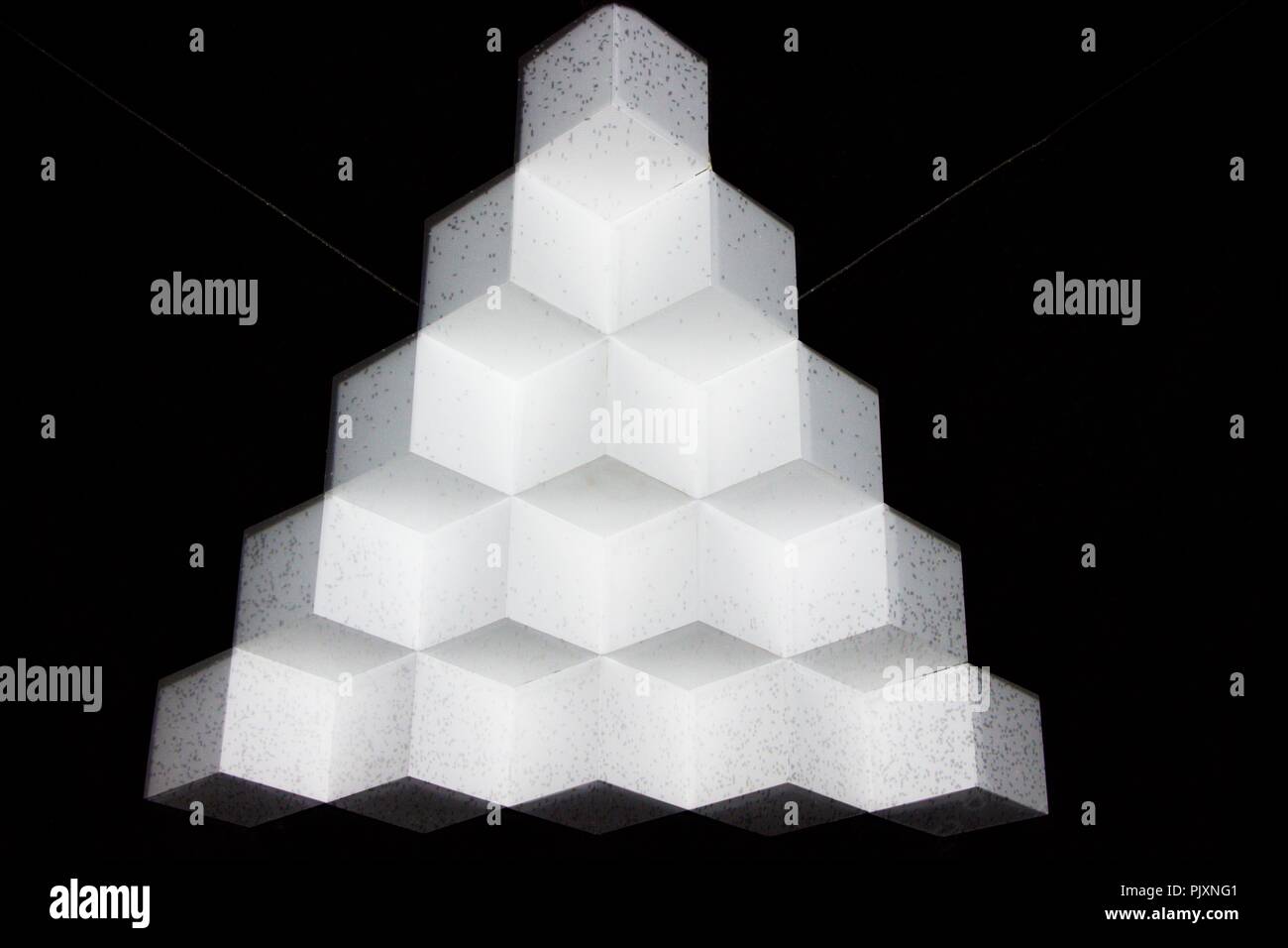 L'Abstraction de formes lumineuses de la forme d'un carré. Ils luisent un peu à l'obscurité et à ressortir sur un fond noir. Banque D'Images