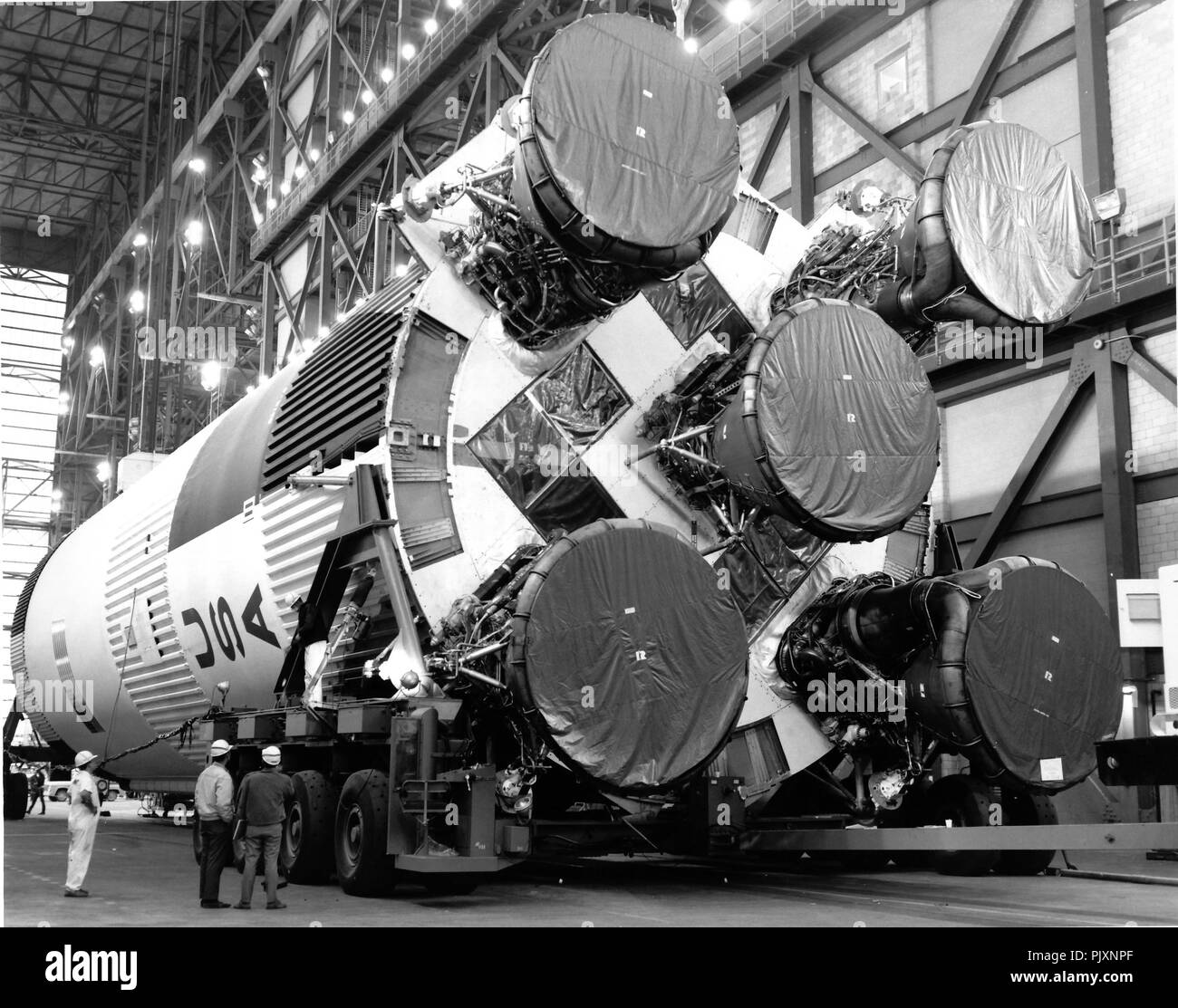 Cap Canaveral, Floride - (dossier) -- le S-1C pour booster la Saturn V d'Apollo 11 a été érigé au sommet de son lanceur mobile dans le véhicule du port spatial de l'assemblage (VAB) le 21 février 1969. Apollo 11 est la première dans la série Apollo à avoir la capacité d'organiser un service d'alunissage et lancé le 16 juillet 1969. Les membres de l'équipage d'Apollo 11 premier Neil A. Armstrong, commandant ; Michael Collins, Module de commande (CM) ; Pilote et Edwin E. 'buzz' Aldrine, Jr., le module lunaire (LM) pilote. Le géant booster est 138 pieds (42,0624 mètres) de haut, 33 pieds (10,0584 mètres) de diamètre et produit 7.5 Banque D'Images