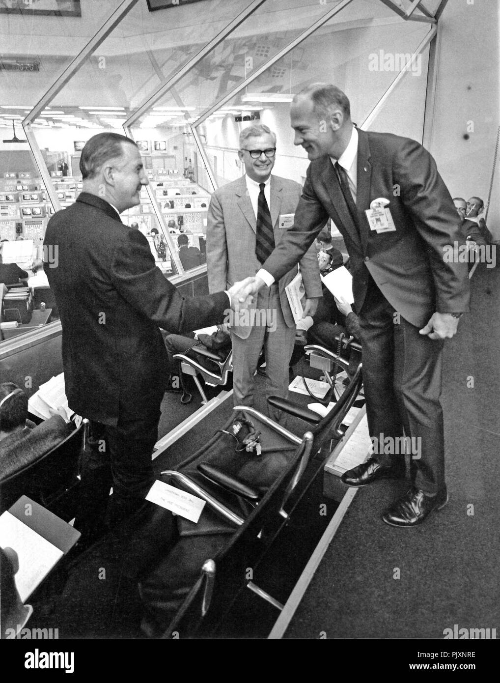 Cap Canaveral, Floride - (dossier) -- Apollo 11 Lunar Module (LM) Edwin E. pilote 'buzz' Aldrine, Jr., droite, qui est prévue pour faire un atterrissage lunaire avec Neil A. Armstrong (pas sur la photo) accueille United States Vice-président Spiro Agnew T., à gauche, dans le centre de contrôle de lancement du Centre Spatial Guyanais le 3 mars 1969. Centre de recherche sur est le Dr Robert Seamans, secrétaire de l'Armée de l'air et de l'ancien National Aeronautics and Space Administration (NASA) Administrateur adjoint. Plus tôt les trois hommes vu le lancement d'Apollo 9. Credit : NASA via CNP /MediaPunch Banque D'Images